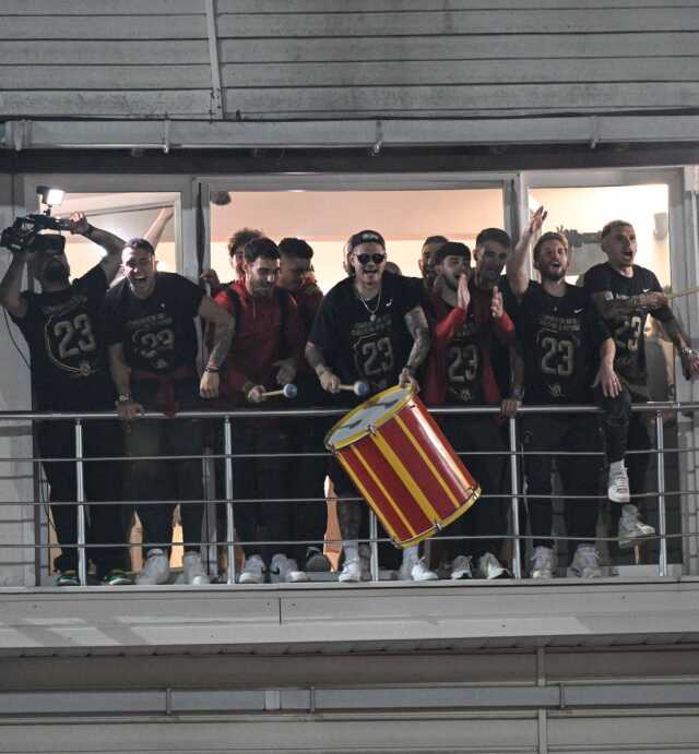 Şampiyon Galatasaray, Florya'yı yangın yerine çevirdi! Icardi'nin 'Aşkın Olayım' performansı geceye damga vurdu