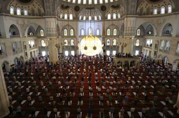 Cuma namazı farz mı? Cuma namazı kılmak kimlere farz?