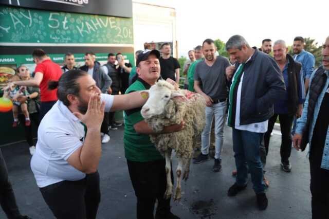 Kocaelispor taraftarlarından eşi benzeri görülmemiş koyunlu istifa çağrısı