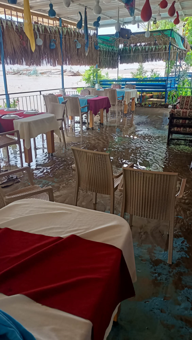 Antalya'da şiddetli yağmurun sebep olduğu sel, hayatı felç etti
