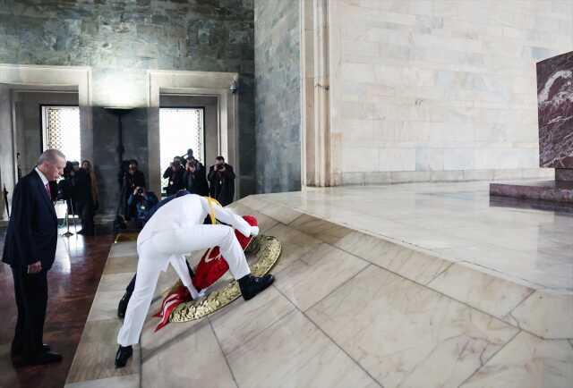 Cumhurbaşkanı Erdoğan Anıtkabir'de! Özel deftere düştüğü notta oy oranına dikkat çekti