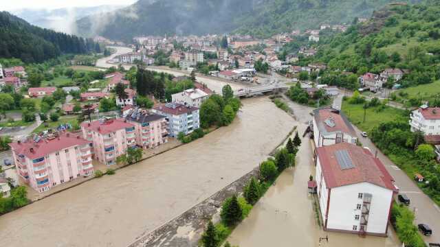 Ev ve iş yerlerini su bastı, ağaçlar yerinden söküldü! Türkiye'nin dört bir yanından 'sel' manzaraları Ev ve iş yerlerini su bastı, ağaçlar yerinden söküldü! Türkiye'nin dört bir yanından 'sel' manzaraları