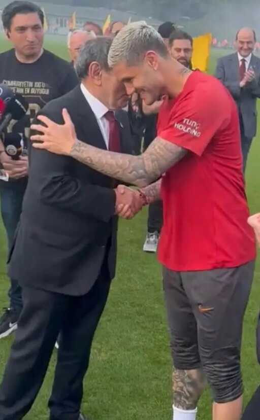 Türk olsa bu kadar olur! Icardi, Dursun Özbek'i görünce bakın nasıl selamladı Türk olsa bu kadar olur! Icardi, Dursun Özbek'i görünce bakın nasıl selamladı