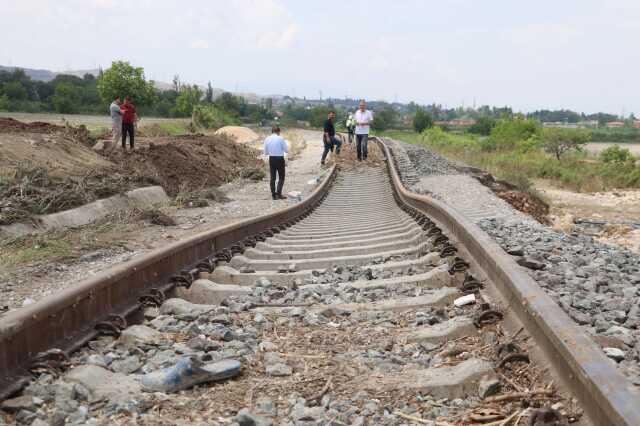 Denizli'de sel tren hattını da vurdu: Treni durduran vatandaşlar faciayı önledi