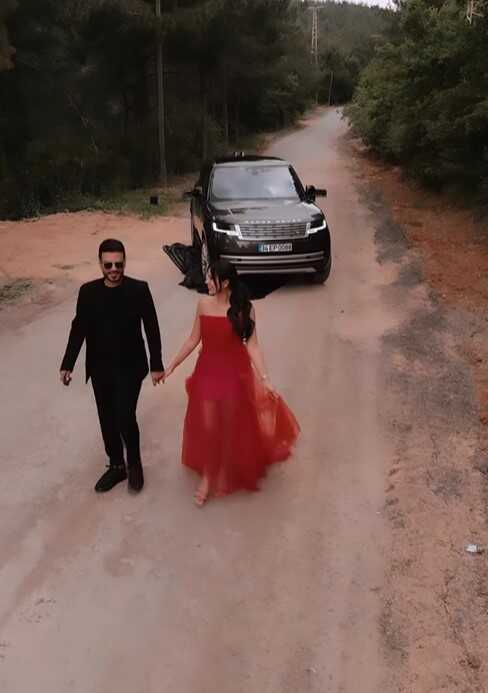 Kocası ve kardeşinin sarmaş dolaş dansı tepki çekti! Dilan Polat küfrederek cevap verdi Kocası ve kardeşinin sarmaş dolaş dansı tepki çekti! Dilan Polat küfrederek cevap verdi