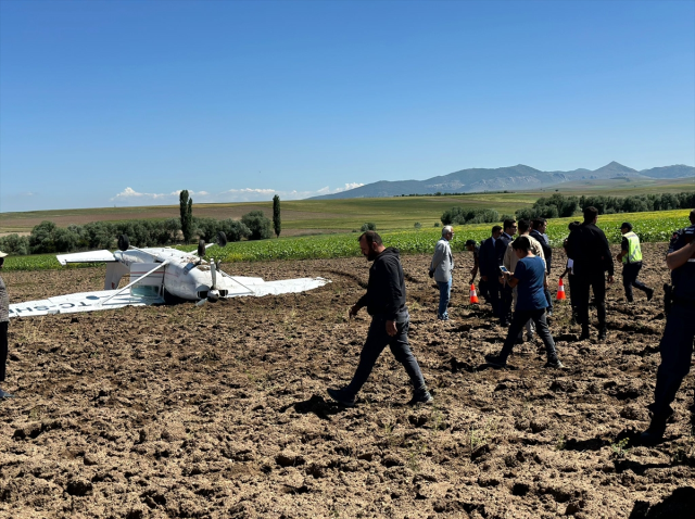 Aksaray'da eğitim uçağı düştü; 2 pilot yara almadan kurtuldu