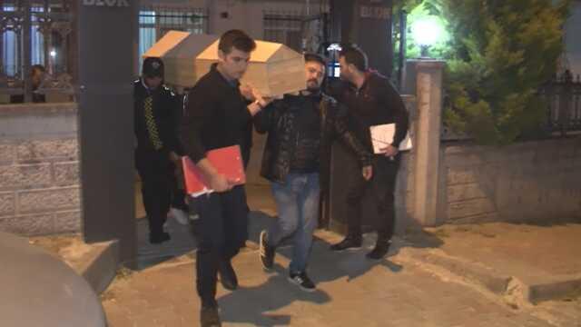 Banyoya giren adam, boğazından bıçaklanan karısını kanlar içerisinde buldu Banyoya giren adam, boğazından bıçaklanan karısını kanlar içerisinde buldu