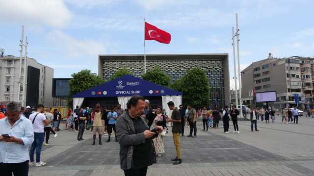 Taksim meydanında Şampiyonlar Ligi finaline bilet arayan YouTuber, teklif edilen fiyatlara inanamadı