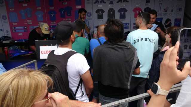 Taksim meydanında Şampiyonlar Ligi finaline bilet arayan YouTuber, teklif edilen fiyatlara inanamadı