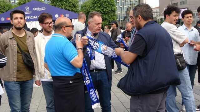 Taksim meydanında Şampiyonlar Ligi finaline bilet arayan YouTuber, teklif edilen fiyatlara inanamadı