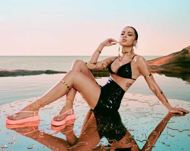 Dev maç için Türkiye'ye gelen şarkıcı Anitta, tangayla sahilde dans etti! Kendisine bakan Türkleri çekip paylaştı Dev maç için Türkiye'ye gelen şarkıcı Anitta, tangayla sahilde dans etti! Kendisine bakan Türkleri çekip paylaştı