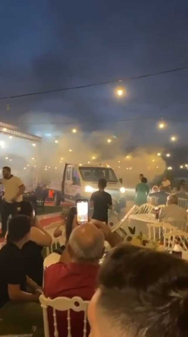 Düğünde kırmızı halıya gelin ve damattan önce belediyenin ilaçlama aracı girdi Düğünde kırmızı halıya gelin ve damattan önce belediyenin ilaçlama aracı girdi