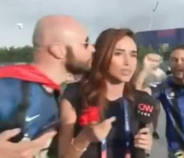 Neye uğradığını şaşırdı! Yabancı taraftarlar Türk sunucuyu öpmelere doyamadı Neye uğradığını şaşırdı! Yabancı taraftarlar Türk sunucuyu öpmelere doyamadı