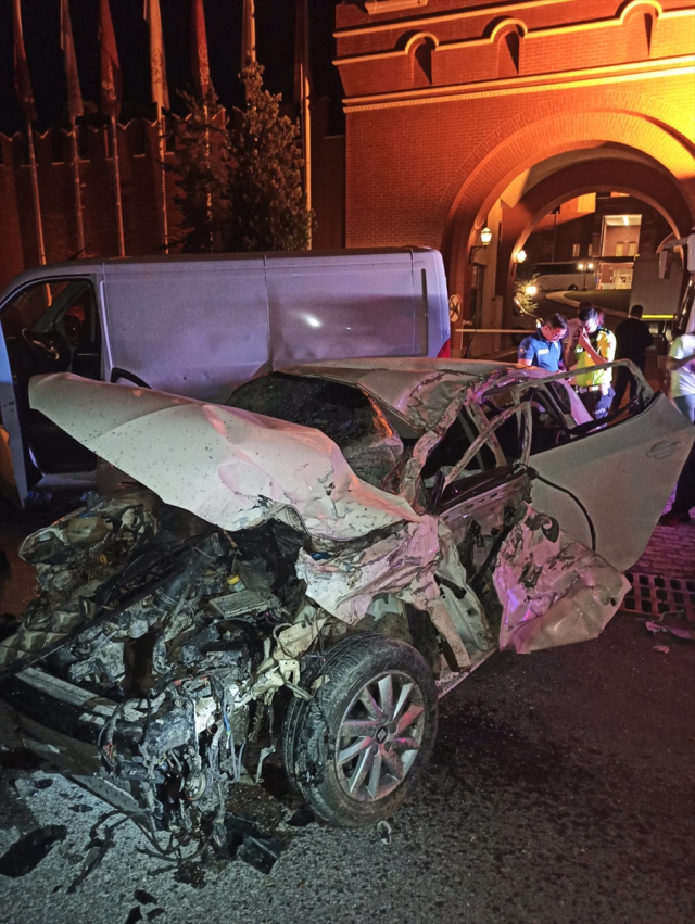Antalya'da 3 aracın karıştığı kazada inşaat mühendisi hayatını kaybetti