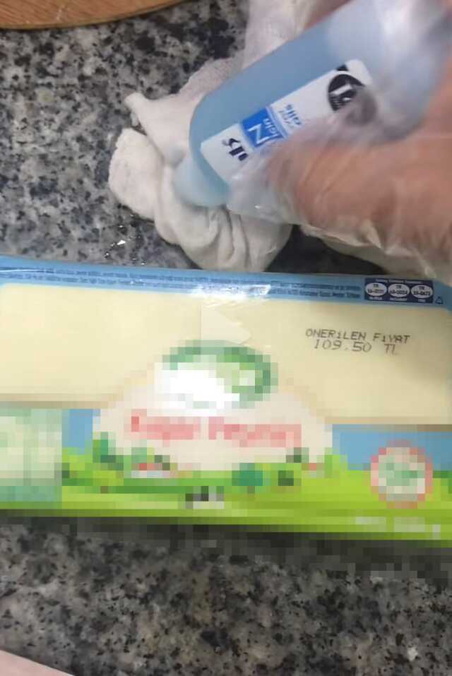 Bunu da gördük! Markette peynirlerin üzerindeki 'Önerilen fiyat' yazısını böyle sildiler Bunu da gördük! Markette peynirlerin üzerindeki 'Önerilen fiyat' yazısını böyle sildiler