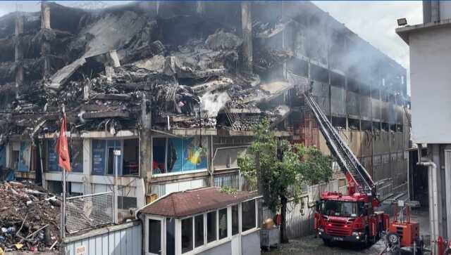 İstanbul'daki fabrika söndürülemiyor! Çalışmaların 4. gününde binadan hala dumanlar yükseliyor