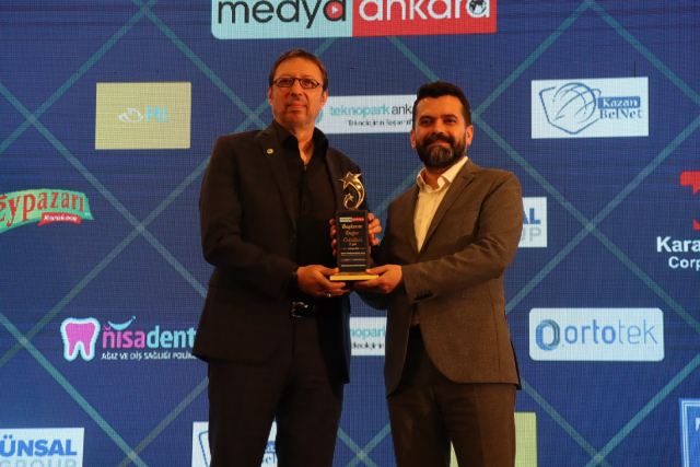 Ünlü oyuncu Hakan Boyav, Yılın Dizi Oyuncusu Ödülü'nü Haberler.com ve Sondakika.com kurucusu Ekrem Teymur'un elinden aldı