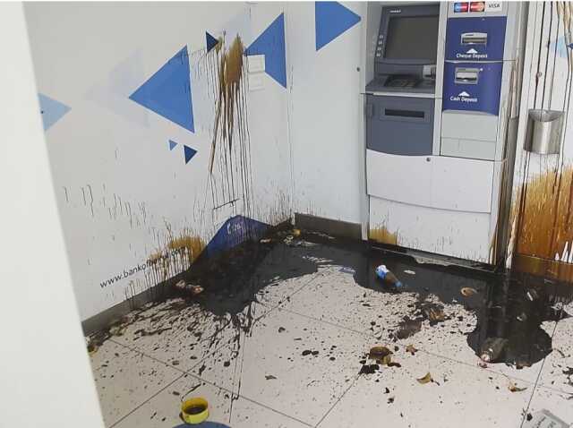 Hükümetin 3 yıldır mevduat hesaplarını dondurduğu Lübnan'da vatandaşlar banka şubelerine saldırdı Hükümetin 3 yıldır mevduat hesaplarını dondurduğu Lübnan'da vatandaşlar banka şubelerine saldırdı