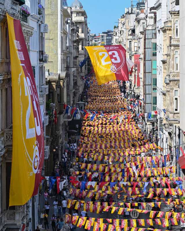 Galatasaray taraftarından büyük fedakarlık! İstiklal Caddesi'ndeki bayrakların sırrı ortaya çıktı Galatasaray taraftarından büyük fedakarlık! İstiklal Caddesi'ndeki bayrakların sırrı ortaya çıktı
