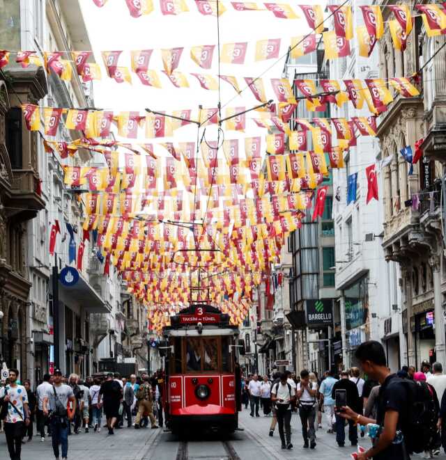 Galatasaray taraftarından büyük fedakarlık! İstiklal Caddesi'ndeki bayrakların sırrı ortaya çıktı Galatasaray taraftarından büyük fedakarlık! İstiklal Caddesi'ndeki bayrakların sırrı ortaya çıktı