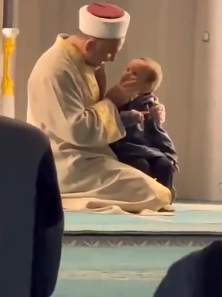 Maltepe'de dua okuyan imam ile çocuğun oyunu yürek ısıttı