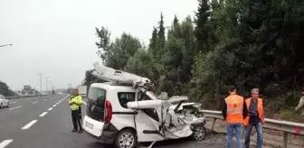 Hendek'te TIR'a çarpan araç takla attı: 3 yaralı