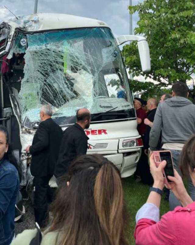 Yola aniden çıkan büyükbaş kazaya neden oldu! İşçi servisleri çarpıştı: 11 yaralı