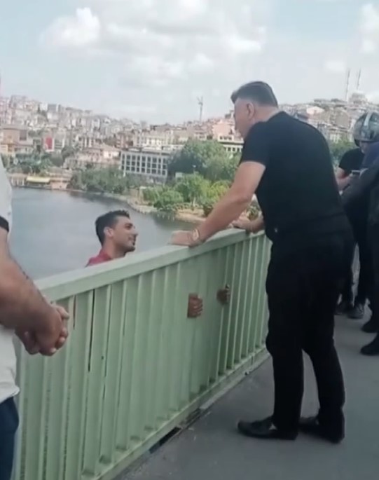 Haliç Köprüsü intiharı SON DAKİKA! Nuri Alço intihar girişiminde bulunan genci nasıl kurtardı? VİDEO İZLE!