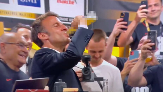 Macron, alkol şişesini 17 saniyede tüketmesiyle 'toksik erkeklik' suçlamalarıyla karşı karşıya kaldı