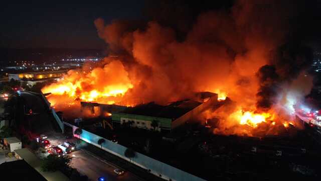 Manisa'daki fabrika yangını söndürülemedi! Yangın sonucu yükselen siyah duman, İzmir'in bir çok noktasından görülüyor Manisa'daki fabrika yangını söndürülemedi! Yangın sonucu yükselen siyah duman, İzmir'in bir çok noktasından görülüyor