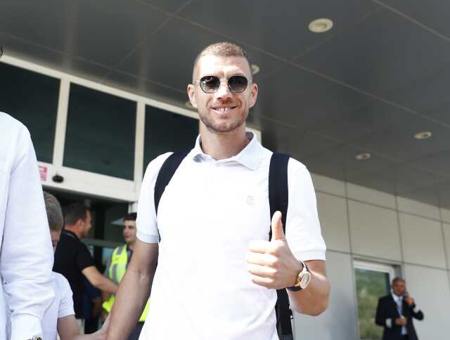 Son Dakika: Dünyaca ünlü golcü Edin Dzeko, Fenerbahçe'de
