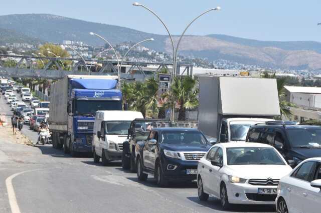 Bodrum'a 1 günde 25 bin araç giriş yaptı, 5 dakikalık yol 45 dakikaya çıktı