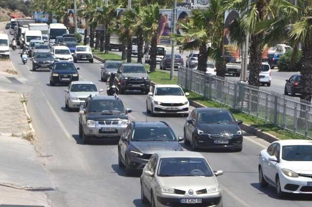 Bodrum'a 1 günde 25 bin araç giriş yaptı, 5 dakikalık yol 45 dakikaya çıktı