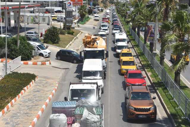 Bodrum'a 1 günde 25 bin araç giriş yaptı, 5 dakikalık yol 45 dakikaya çıktı