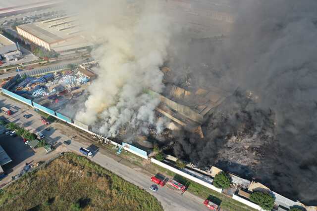 Manisa'daki yangın 19 saatte kontrol altına alındı! 'Mecbur kalmadıkça pencerelerinizi açmayın'