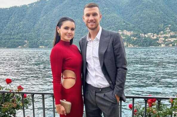 Fenerbahçe formasını bikini üstü yapan Dzeko'nun eşi fiziğiyle büyüledi Fenerbahçe formasını bikini üstü yapan Dzeko'nun eşi fiziğiyle büyüledi