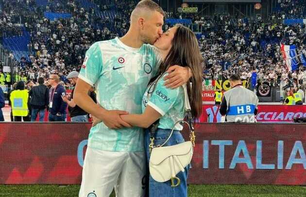Fenerbahçe formasını bikini üstü yapan Dzeko'nun eşi fiziğiyle büyüledi Fenerbahçe formasını bikini üstü yapan Dzeko'nun eşi fiziğiyle büyüledi