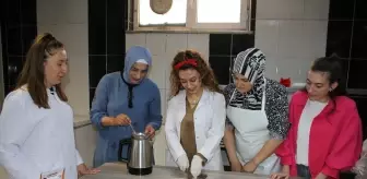 Van'da mesleki kursa katılan kadınlar çikolata üretiyor
