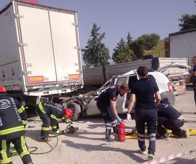 Tıra saplanan aracın sürücüsü feci şekilde can verdi
