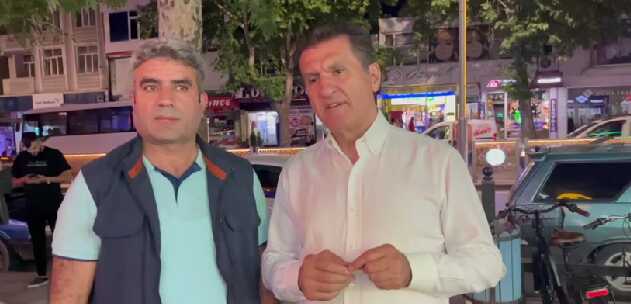 Mustafa Sarıgül, bayram için Erzincan'a gelenleri şehrin girişinde karşıladı Mustafa Sarıgül, bayram için Erzincan'a gelenleri şehrin girişinde karşıladı