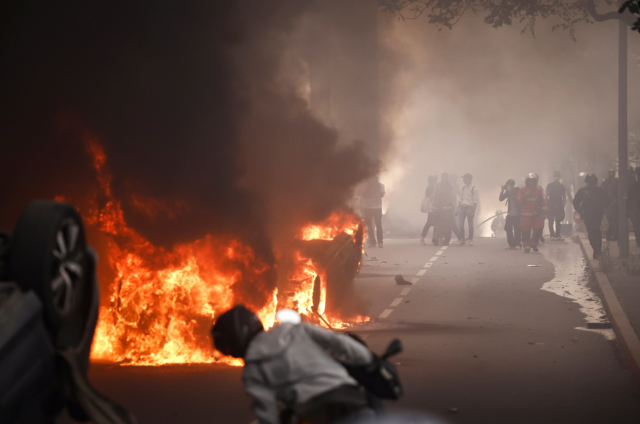 Fransa'yı yangın yerine çeviren protestolar Belçika'nın ardından İsviçre'ye de sıçradı