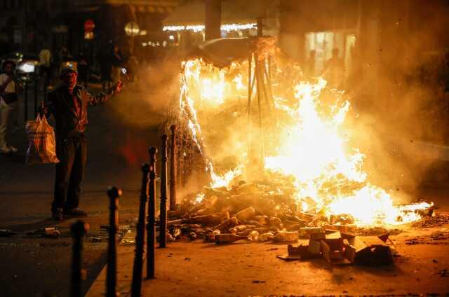 Kaosa sürüklenen Fransa'da tahliyeler başladı: Paris'in en işlek caddesi Şanzelize boşaltılıyor