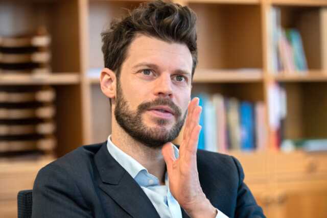 Norveç Kızıl Parti Başkanı Björnar Moxnes gözlük çaldığı için gözaltına alındı Norveç Kızıl Parti Başkanı Björnar Moxnes gözlük çaldığı için gözaltına alındı