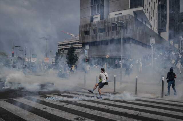 Macron, protestolara karışan gençlerin ailelerini hedef aldı: Ceplerine dokunmak lazım Macron, protestolara karışan gençlerin ailelerini hedef aldı: Ceplerine dokunmak lazım