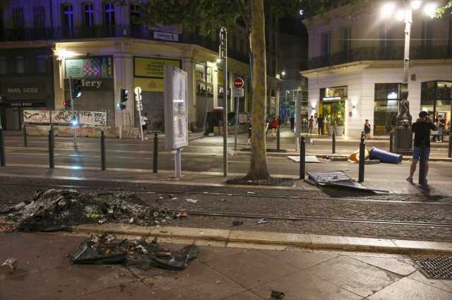 Macron, protestolara karışan gençlerin ailelerini hedef aldı: Ceplerine dokunmak lazım Macron, protestolara karışan gençlerin ailelerini hedef aldı: Ceplerine dokunmak lazım