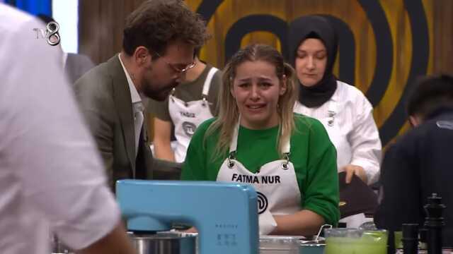 MasterChef All Star'da korkutan kaza! Parmağını kesen Fatma Nur, gözyaşlarına boğuldu