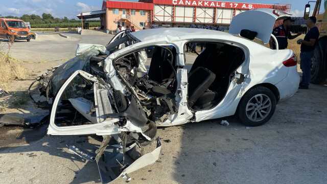 Motoru yola fırlayan otomobil sürücüsüne mezar oldu! Hurdaya dönen aracın içinden uyuşturucu çıktı Motoru yola fırlayan otomobil sürücüsüne mezar oldu! Hurdaya dönen aracın içinden uyuşturucu çıktı