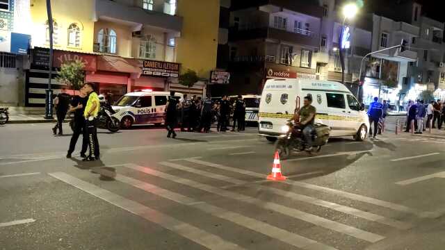 Husumetli aileler arasında bıçaklı kavga! 1'i polis 3 kişi yaralandı Husumetli aileler arasında bıçaklı kavga! 1'i polis 3 kişi yaralandı