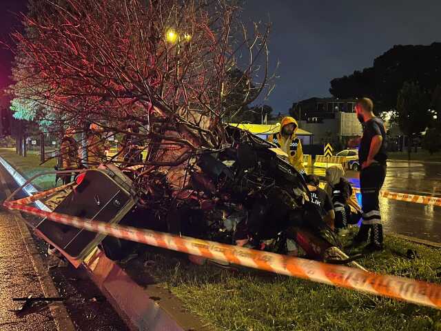 Ağaca çarpan araç ikiye bölündü: 1 ölü, 1 yaralı Ağaca çarpan araç ikiye bölündü: 1 ölü, 1 yaralı