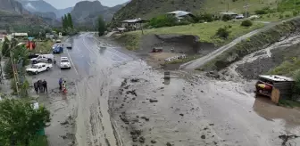 Erzurum-Artvin kara yolunda sel nedeniyle yol ulaşıma açıldı